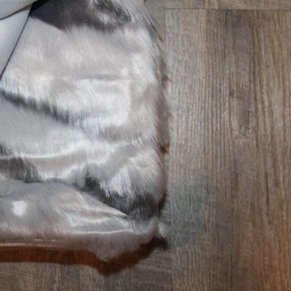 NWT‎ UGG SHAYLA ZEBRA FUR 50 X 70 THROW GRAY $168 - Picture 6 of 6